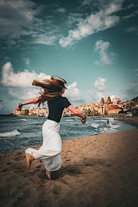 Tanzen am Strand von Cefalù