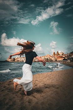Dansen op het strand van Cefalù