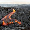 Vulkanisch gebied met roodgloeiende lavastroom op Hawaii van Ralf Lehmann