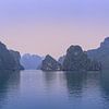 Panorama d'un lever de soleil dans la baie d'Ha Long, au Vietnam sur Henk Meijer Photography