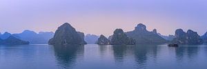 Panorama d'un lever de soleil dans la baie d'Ha Long, au Vietnam sur Henk Meijer Photography