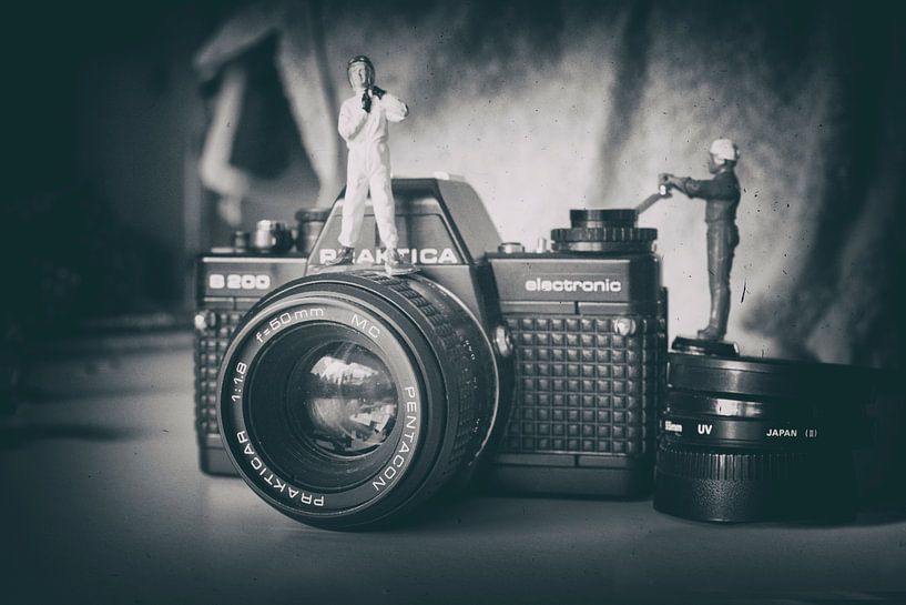 Miniatur-Welt Vintage-Kamera Flieger schwarz und weiß von Groothuizen Foto Art