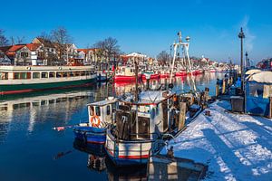 Fischerboote am Alten Strom in Warnemünde im Winter