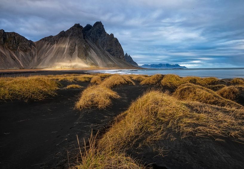 Mountain scenery in Iceland by Marcel van Balken