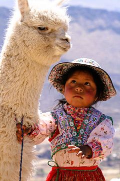 Peruvian Girl with her Alpaca van Gert-Jan Siesling