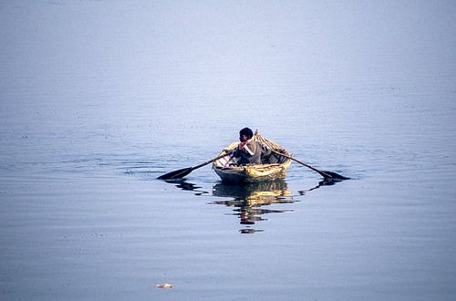 Junger Ruderer auf dem Ganges.