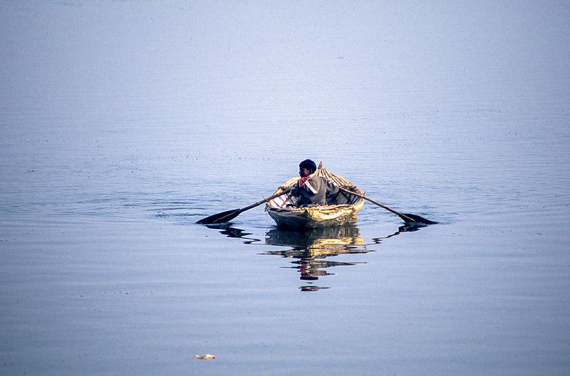 Junger Ruderer auf dem Ganges. von Dick Termond