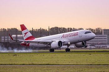 Austrian Airbus A320neo landet bei Sonnenuntergang in Schiphol