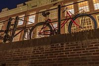 Fiets aan de Oudegracht, Utrecht in de avond.