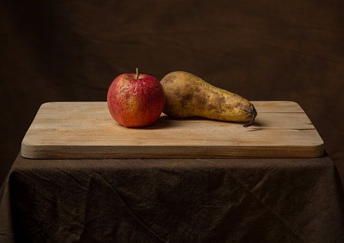 Nature morte d'une pomme et d'une poire.