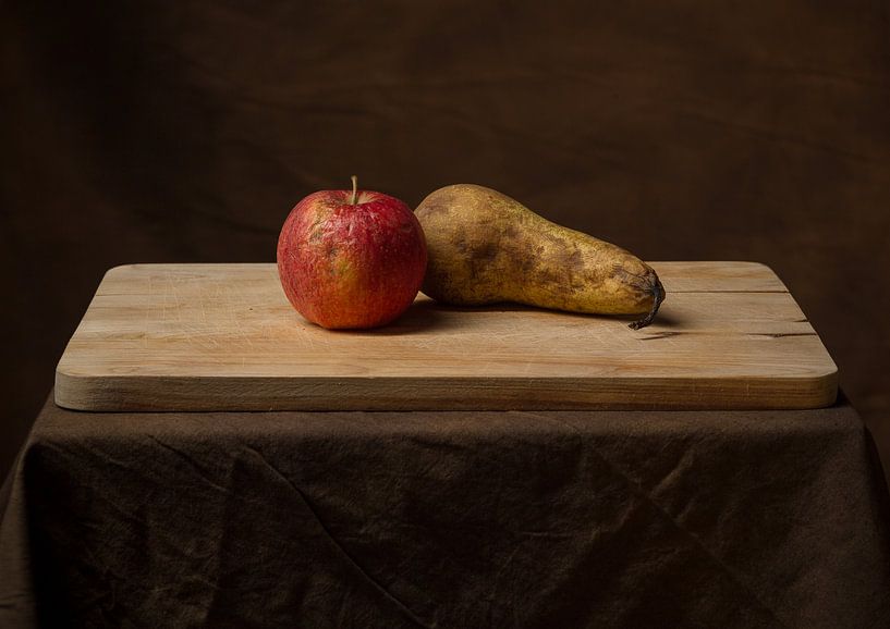 Stilleven van een appel en een peer. van Hennnie Keeris