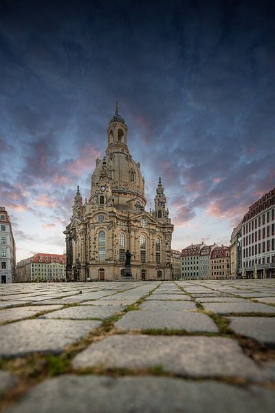 Uitzicht over de Neumarkt naar de Frauenkirche in Dresden van Fotos by Jan Wehnert