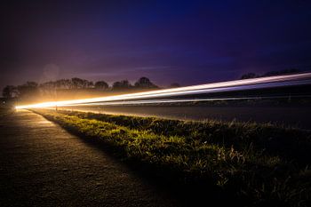 Befahrene Straße bei Nacht