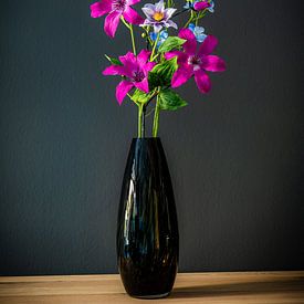 Vaas met bloemen van Hanno Brand