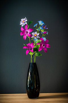 Vaas met bloemen van Hanno Brand
