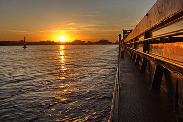 Sonnenuntergang auf dem Binnenschiff von Christian Harms