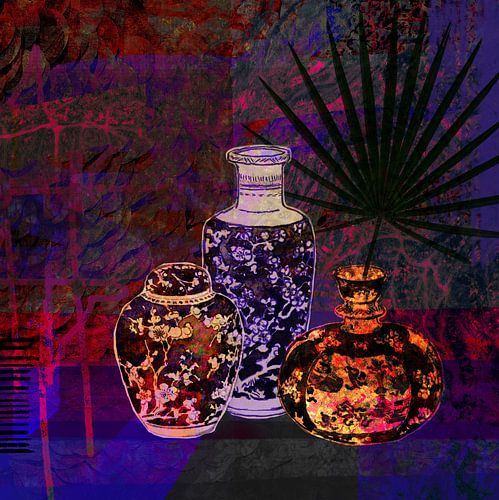 3 antike Vasen | Stillleben mit Palmblatt in Lila-Blau - Digital Art von Marlou Westerhof
