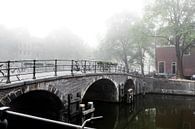 Brug in mistig Amsterdam van Wesley Flaman thumbnail