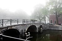 Brug in mistig Amsterdam