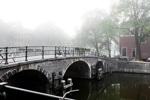 Brug in mistig Amsterdam by Wesley Flaman