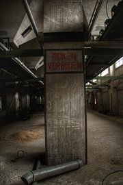 Een verlaten fabriekshal by Melvin Meijer