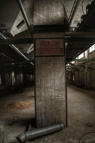 Een verlaten fabriekshal