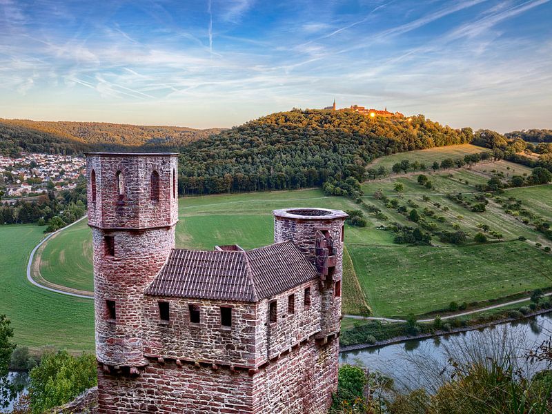 Blick zum Dilsberg über die Burg Schadeck hinweg von Uwe Ulrich Grün