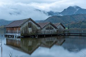 Fischerhütten am Kochelsee von Petra Leusmann