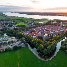Binnenstad van Elburg tijdens zonsondergang van Bas van der Gronde