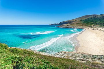 Schöner Sandstrand auf Mallorca, Küstenbucht von Cala Mesquida in Cala Ratjada, Spanien von Alex Winter