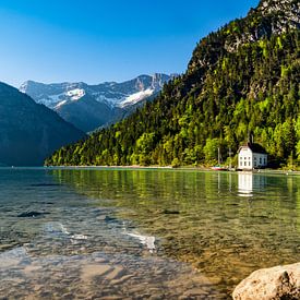 Alpine lake in the morning by Urlaubswelt