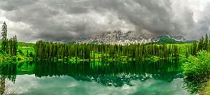 Karersee in den Dolomiten oder Karersee im Frühling