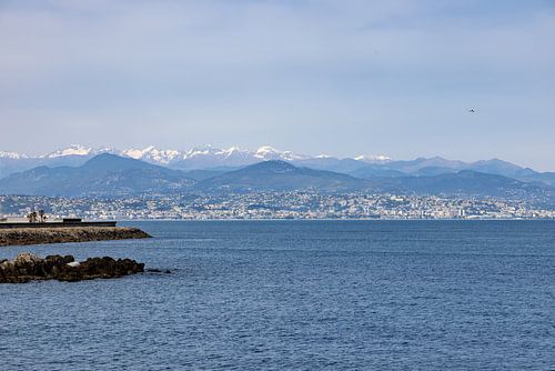 Antibes - uitzicht richting Nice met besneeuwde bergen, vliegtuig, delen van de haven aan de Cote d'Azur