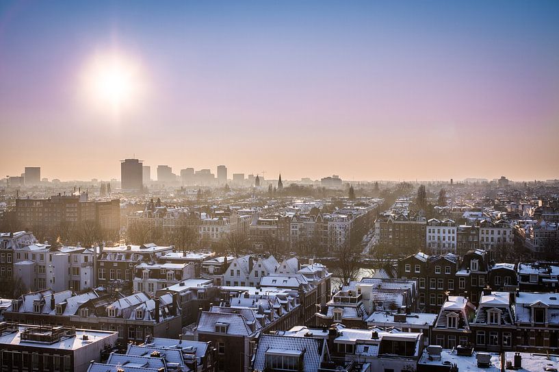 Zicht over Amsterdam van Leon Weggelaar