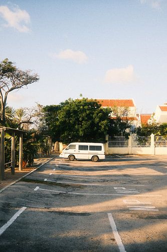Van cinématographique à Curaçao pendant la golden hour