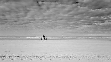 racefiets op het strand van Robbert Frie