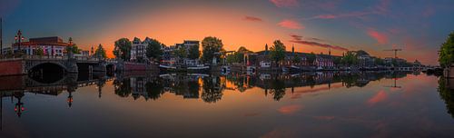 Uitzicht op de Amstel (oostkant) en de Walter Süskindbrug in Am
