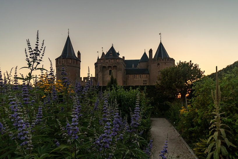Bloementuin Muiderslot bij zonsondergang van Paul Veen