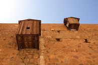 Buitenmuren van het St. Katharinaklooster in Egypte van Marcel Alsemgeest thumbnail