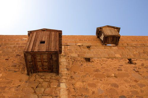 Buitenmuren van het St. Katharinaklooster in Egypte