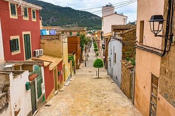 Straat in de oude stad van Andratx eiland Mallorca, Spanje van Alex Winter