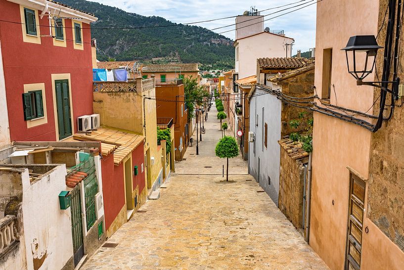 Straße in der Altstadt von Andratx Insel Mallorca, Spanien von Alex Winter