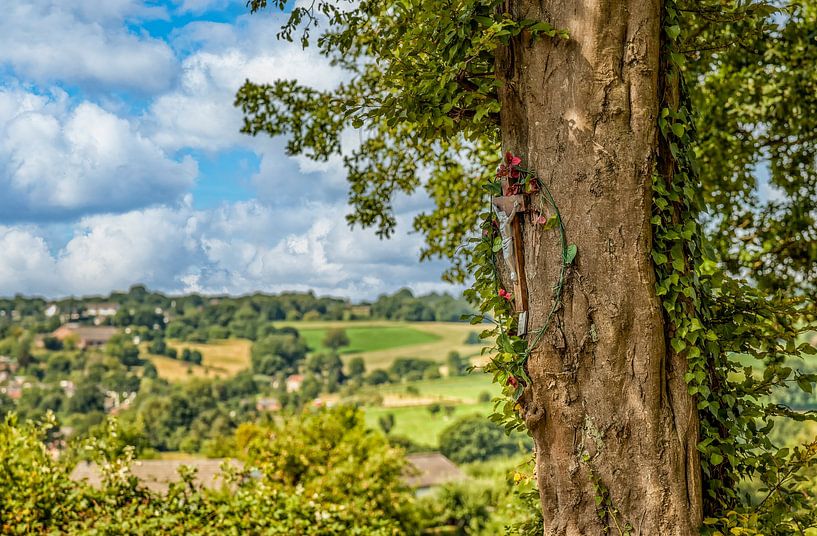 Croix sur un arbre dans le sud du Limbourg par John Kreukniet