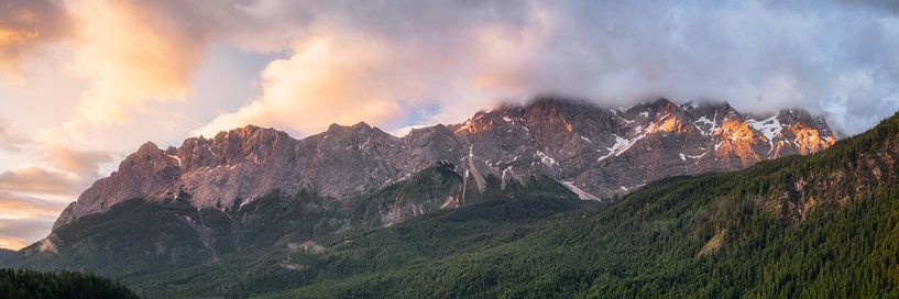 Sonnenaufgang über der Zugspitze von Daniel Gastager