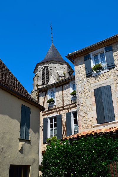 Typische französische Straße in einem Dorf in der Dordogne. Hölzerne Fensterläden, Laternen, Steinmauern. von Studio LE-gals