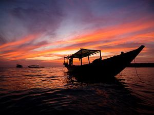Wunderschöner Sonnenuntergang mit einem boot im Vordergrund von Shanti Hesse