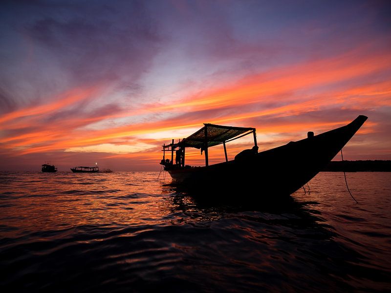 Mooie zonsondergang met een boot op de voorgrond van Shanti Hesse