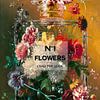 Stilleven met bloemen in een parfumfles van Dennisart Fotografie