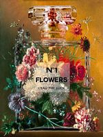 Stilleven met bloemen in een parfumfles