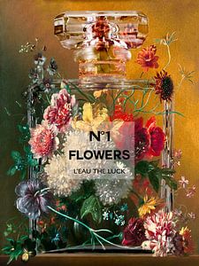 Nature morte avec des fleurs dans un flacon de parfum sur Dennisart Fotografie